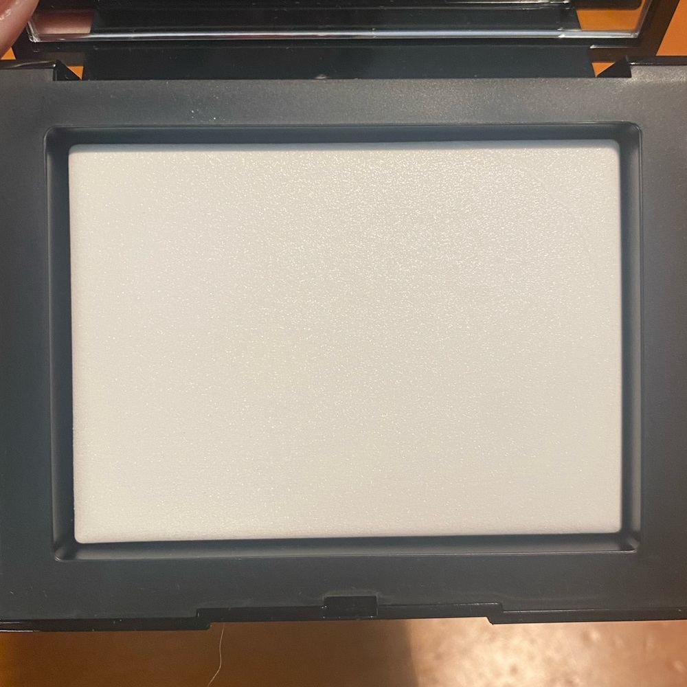 NARS Light Reflecting Setting Powder - Pressed - Picture 7 of 16